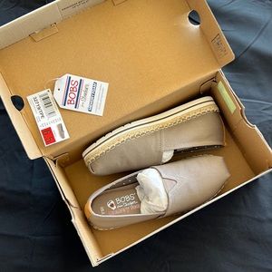 Bobs from Sketchers - tan slip on canvas memory foam NWT and Box